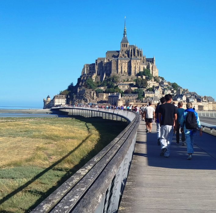 Walkers crossing the Pont-passerelle